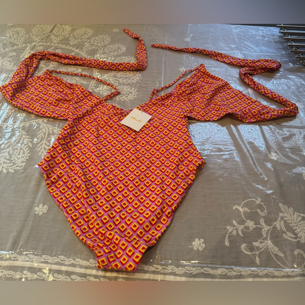 NWT DIANE VON FURSTENBERG ONE PIECE SWIMSUIT. Size: L